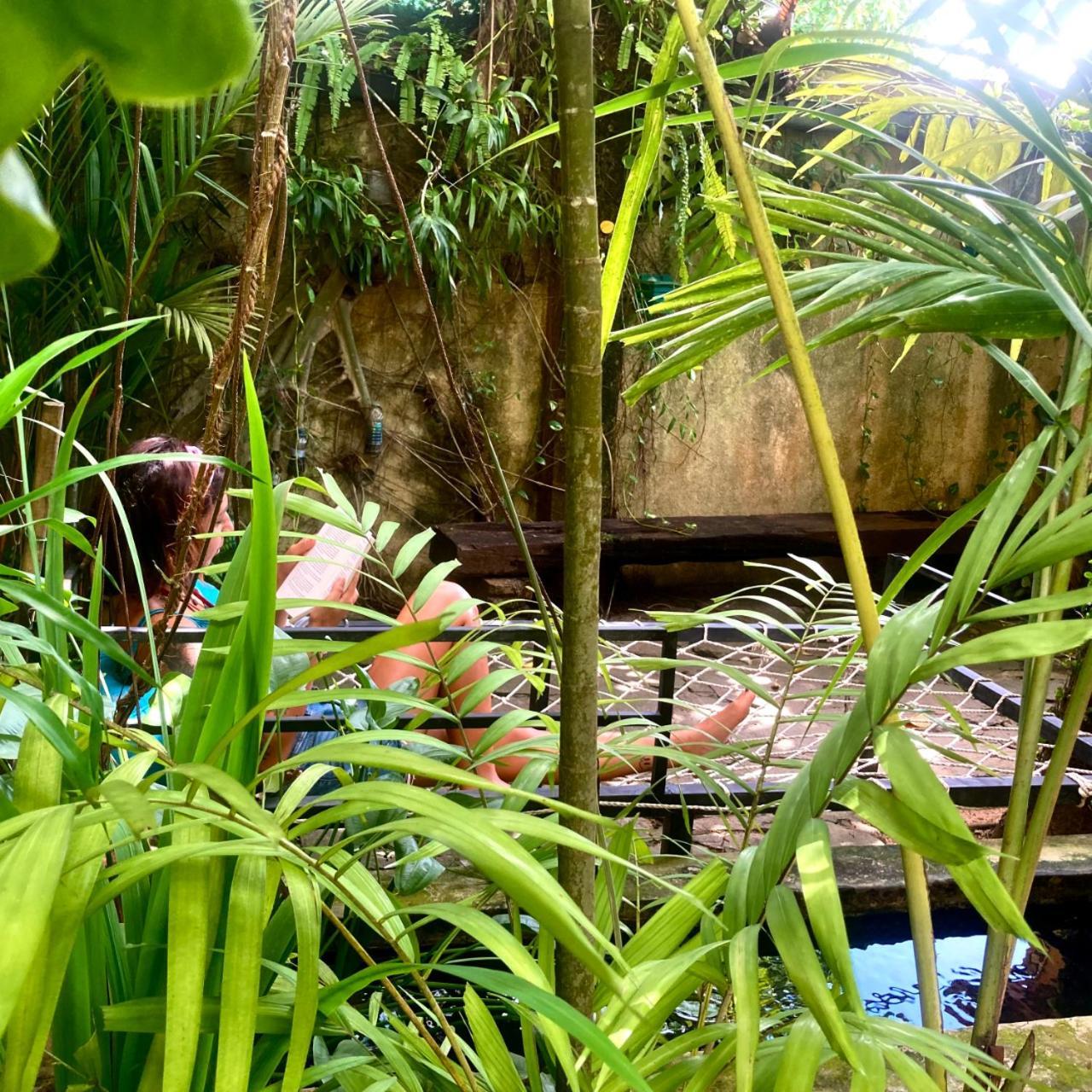 Cycling Backpacker Hostel & Cafe Unawatuna Esterno foto