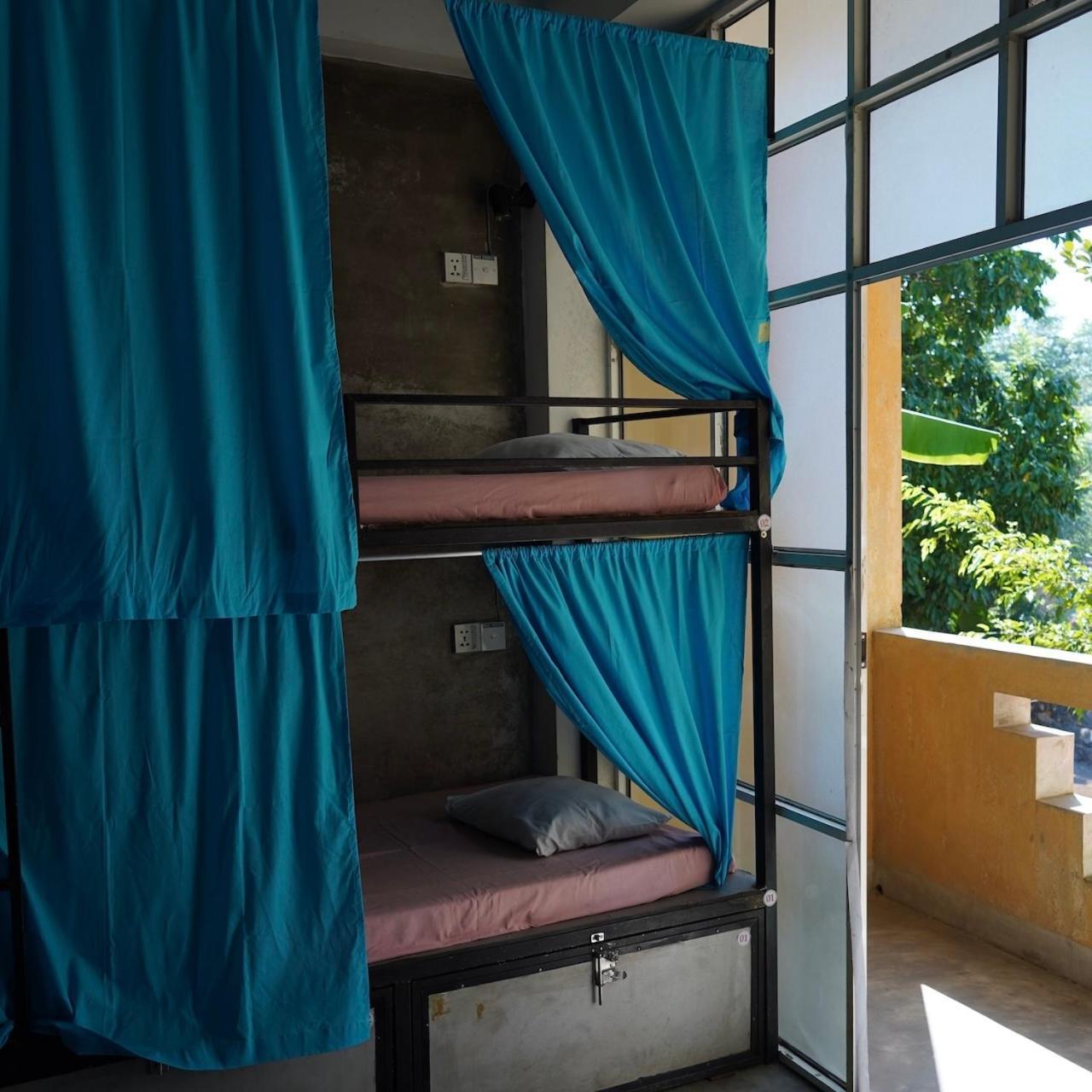 Cycling Backpacker Hostel & Cafe Unawatuna Esterno foto