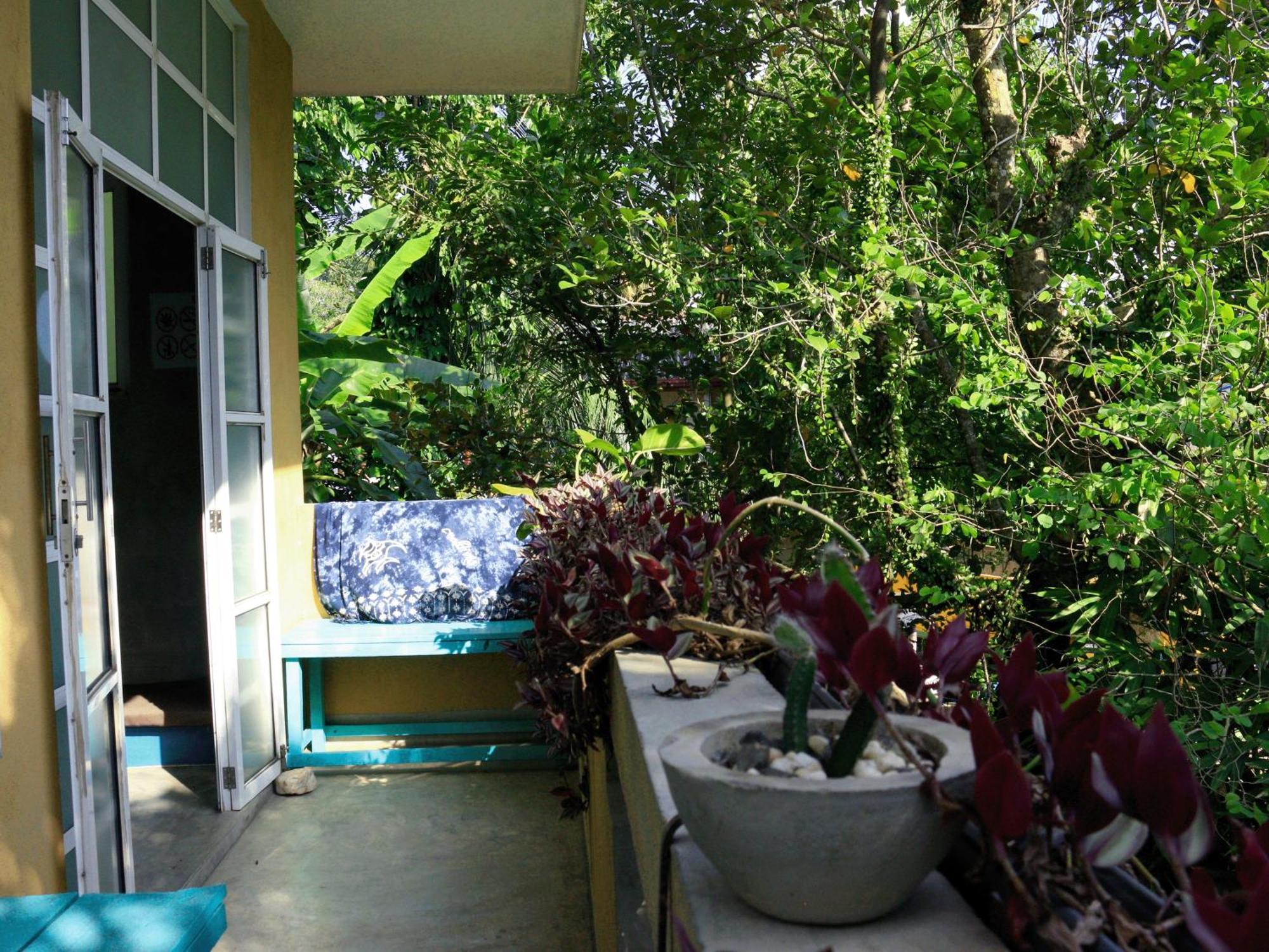 Cycling Backpacker Hostel & Cafe Unawatuna Esterno foto